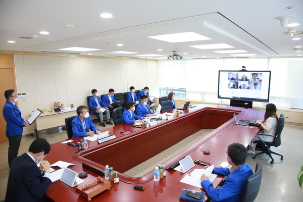 16일 여수광양항만공사에서 개최된 20-7차 항만위원회에서 참석자들이 실시간 온라인 회의를 진행하고 있다.