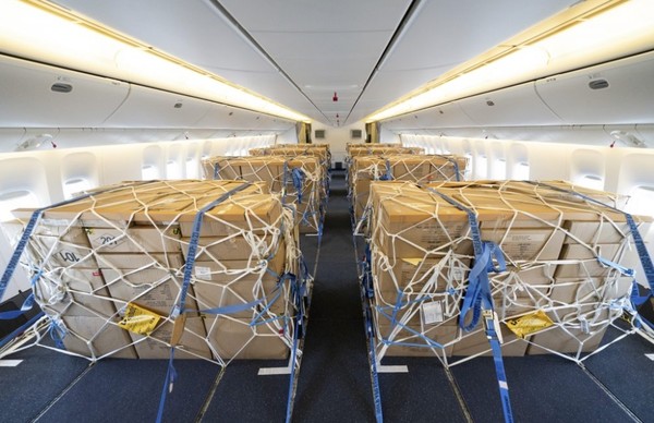 개조작업이 완료된 대한항공 보잉 777-300ER 내부에 화물을 적재한 모습