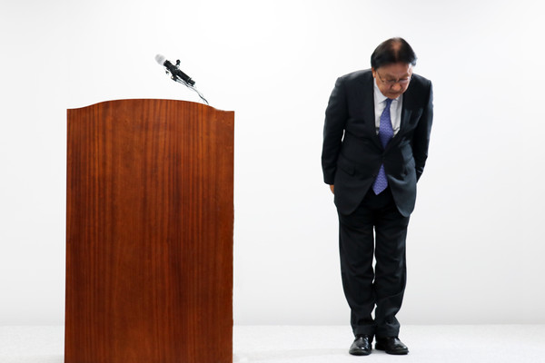 CJ대한통운 박근희 대표이사가 22일 개최한 기자회견에서 고개 숙여 사과하고 있다.