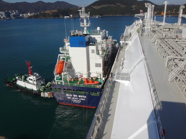 대한해운엘엔지의 SM JEJU LNG2호가 시운전 중인 LNG운반선에 LNG를 공급하고 있다.