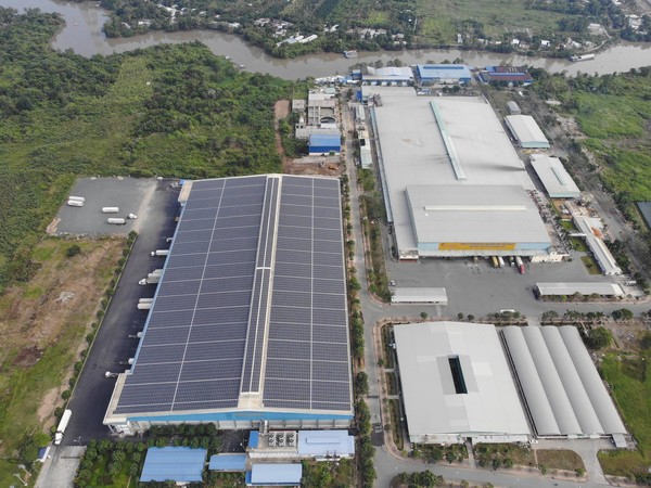 메콩 델타(Mekong Delta)에 위치한 CJ제마뎁 냉동 물류센터. 2만5천㎡ 넓이의 지붕에 1만880개의 태양광 모듈을 설치했으며, 태양광으로 생산한 친환경 재생에너지를 활용해 연간 4840톤의 이산화탄소를 감축시킬 수 있을 것으로 예상된다.
