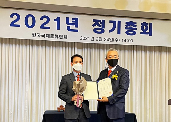 (좌측부터) 대리수상한 태웅로직스 최홍식 전무, 김병진 한국국제물류협회 회장