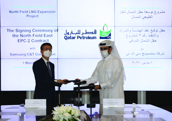 삼성물산 오세철 사장과 사드 빈 셰리다 알카비 카타르 국영 석유회사 회장이 노스필드 가스전 확장공사 패키지2 LOA에 서명하고 있다.