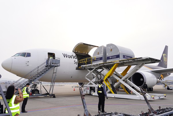 23일 UPS 자사 항공기로 인천공항에 도착한 화이자 코로나19 백신.