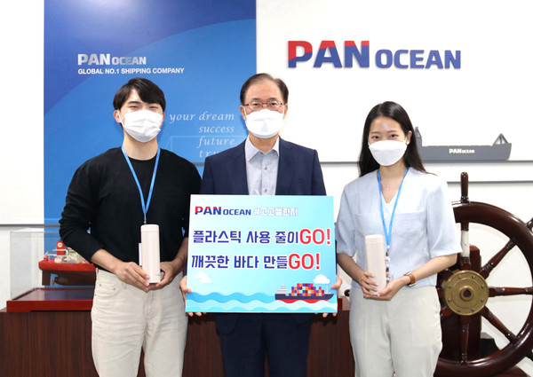 팬오션 안중호 대표가 신입사원 강지우씨(왼쪽), 과 함께 탈 플라스틱 캠페인 '고고챌린지'에 동참했다.