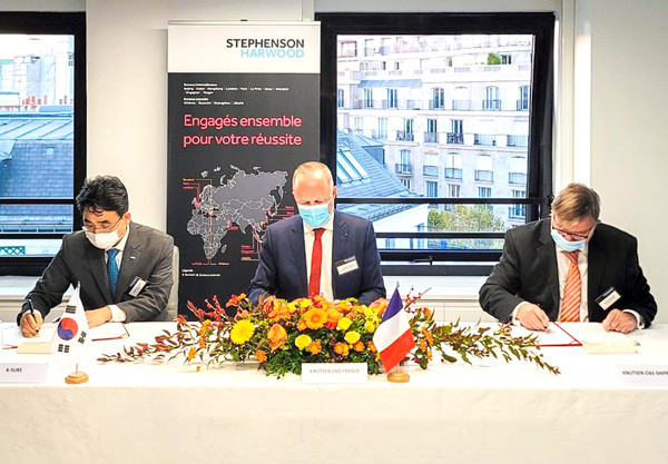 9일 프랑스 파리에서 크누센 신조 LNG선 7척에 대한 프로젝트 금융계약서 체결식이 개최됐다. 왼쪽부터 백승달 무보 부사장, 루도빅 제럴드 크누센 LNG CEO, 트뤼그베 세그렘 크누센 그룹 회장