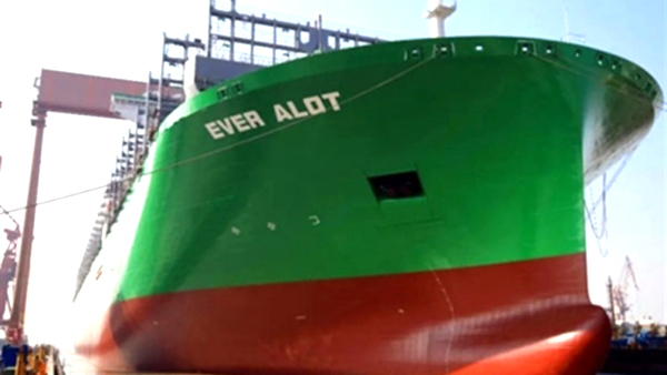 후동중화조선이 건조중인 에버그린의 세계 최대 컨테이너선 Ever Alot호.