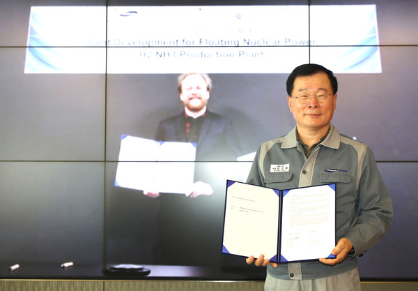 정진택 삼성중공업 사장(오른쪽)과 트로엘스 쇤펠트 시보그사 대표가 온라인으로 협약을 체결한 후 기념 촬영하고 있다.
