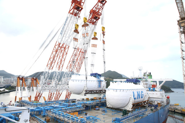 대우조선해양이 VLCC에 고망간강 LNG 연료탱크를 탑재하고 있다.