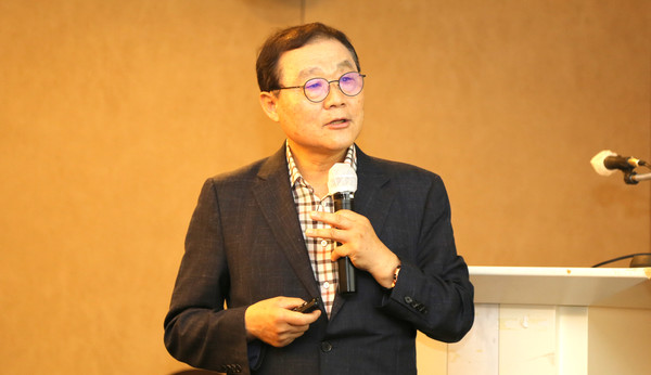 전영우 해기인력정책연구소장이 19일 개최된 한국해사포럼에서 선원문제에 대해 발표하고 있다.