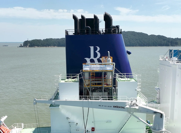 대우조선과 하이에어코리아가 공동개발한 이산화탄소 포집·저장 장치가 LNG운반선 위에 탑재돼 있다.
