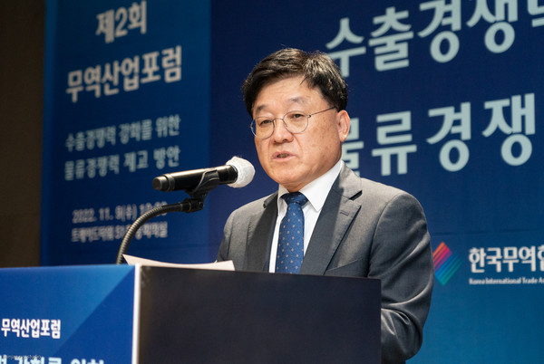 한국무역협회(KITA, 회장 구자열)가 9일 삼성동 트레이드타워에서 개최한 ‘제2차 무역산업포럼’에서 무역협회 정만기 부회장이 인사말을 하고 있다.