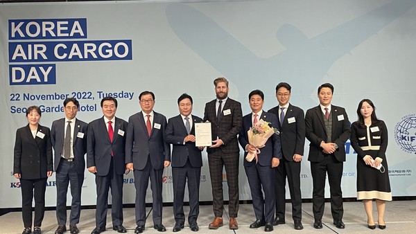 원제철 회장을 비롯한 한국국제물류협회 주요 임직원들이 IATA로부터 CBTA 기관 인증을 받고 기념촬영을 하고 있다.