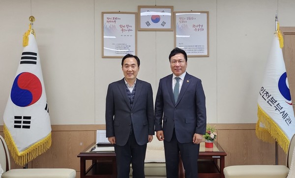 (좌측부터) 인천본부세관 김재일 세관장, 한국국제물류협회 원제철 회장