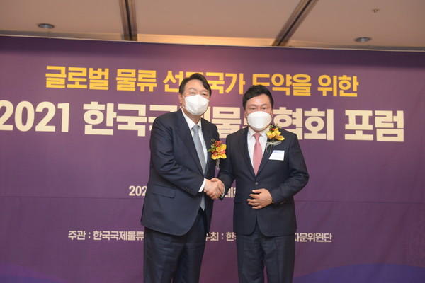 지난해 12월 있었던 한국국제물류협회 포럼 자리에 참석한 당시 윤석열 대통령 후보와 기념촬영을 하고 있는 원제철 회장