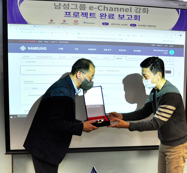 남성해운 김용규 사장(오른쪽)이 31일 개최된 프로젝트 완료보고회에서 밸류링크유 남영수 대표에게 감사패를 전달하고 있다. 