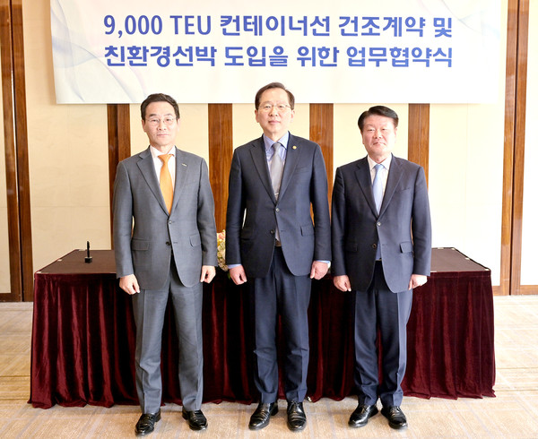 왼쪽부터 유상철 HJ중공업 대표, 조승환 해수부 장관, 김경배 HMM 사장 