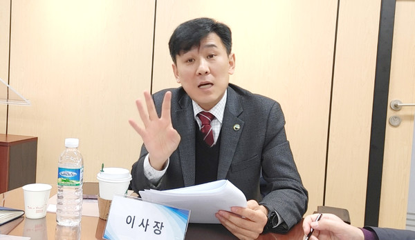 김준석 이사장이 28일 개최된 간담회에서 공단 주요 업무를 브리핑하고 있다.