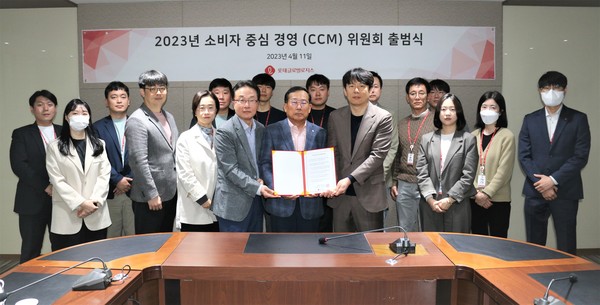 롯데글로벌로지스는 지난 11일 서울 중구 본사에서 고객 중심 경영을 강화하기 위해 ‘소비자중심경영(CCM, Consumer Centered Management) 위원회 출범식’을 개최했다고 12일 밝혔다. 박찬복 롯데글로벌로지스 대표이사(사진 앞줄 가운데)