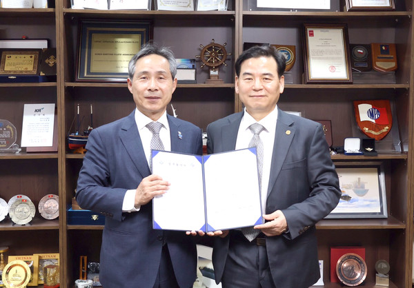 한국해대 도덕희 총장(오른쪽)과 도선사협회 조용화 회장이 업무협약 체결후 기념 촬영하고 있다.