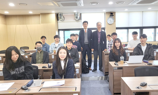 김인현 교수가 이기환 교수, 대학원생들과 기념 촬영하고 있다.