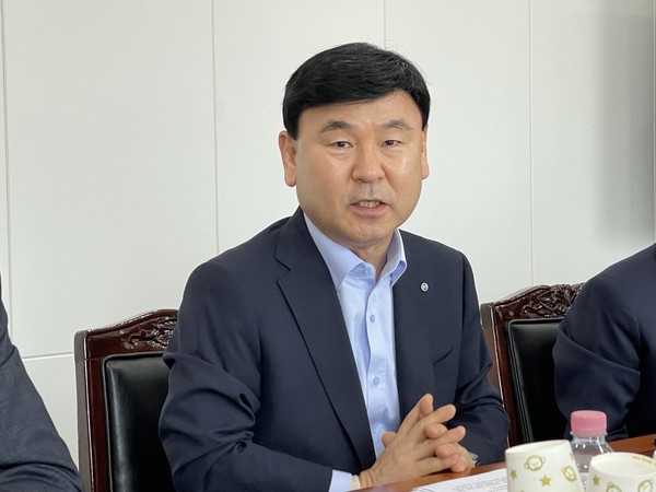 한국항만물류협회 노삼석 회장이 15일 협회 회의실에서 개최된 기자간담회에서 인사말을 하고 있다.