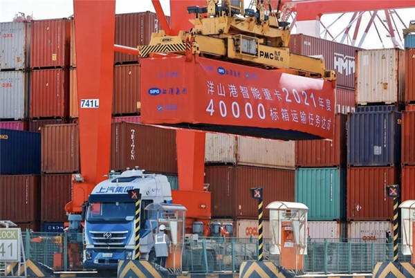 2021년 상하이자동차의 자율주행트럭을 통해 운송된 4만teu째 컨테이너가 상해항에서 트럭에 실리고 있다.