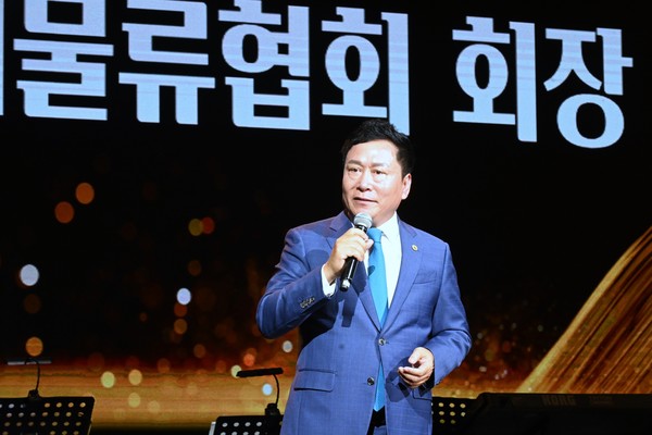 한국국제물류협회 원제철 회장이 6월 29일 개최된 사랑의 휠체어 기금 마련 자선음악회에서 인사말을 하고 있다.