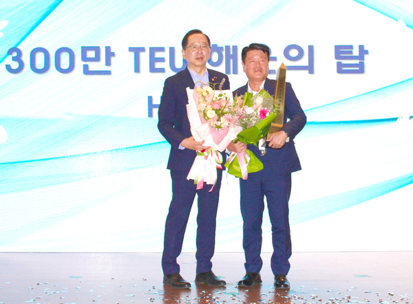 조승환 장관이 HMM 김경배 사장(오른쪽)에게 300만teu 해운의 탑을 수여하고 기념 촬영하고 있다.