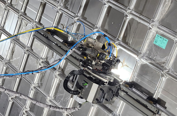 삼성중공업이 업계 최초로 개발한 멤브레인 레이저 고속 용접 로봇