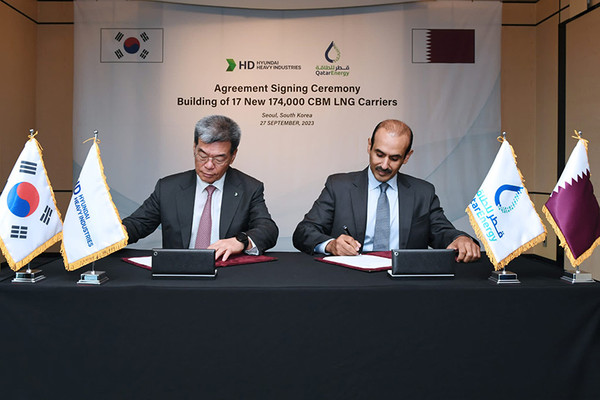HD한국조선해양 가삼현 부회장(왼쪽)과 카타르에너지 사드 셰리다 알 카비 사장이 건조계약서에 서명하고 있다.