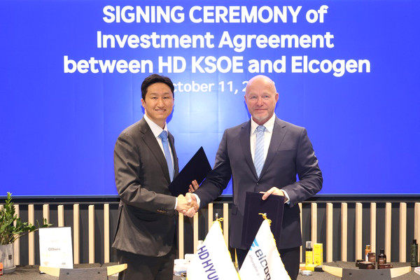  HD현대 정기선 사장(왼쪽)과 엘코젠 엔 운푸 대표가 투자계약 체결후 기념 촬영하고 있다.