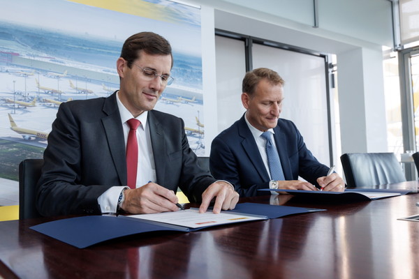 (왼쪽부터) DHL 그룹 최고경영자(CEO) 토비아스 메이어(Tobias Meyer)과 월드에너지 최고경영자(CEO) 진 게볼리스(Gene Gebolys)이 SAF 계약 체결을 진행하고 있다.