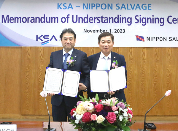 해운조합 임병규 이사장(오른쪽)과 니폰쌀베지 Kazuhito Sekine 사장이 업무협약 체결후 기념 촬영하고 있다.