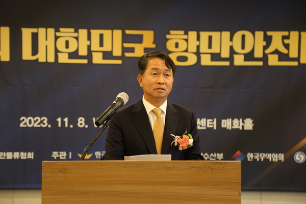 한국항만물류협회 임현철 상근부회장이 인사말을 대독하고 있다.