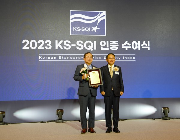 롯데글로벌로지스는 8일 서울 소공동 롯데호텔에서 개최된 ‘2023년 KS-SQI 인증 수여식’에서 택배 부문 1위를 수상했다고 9일 밝혔다.