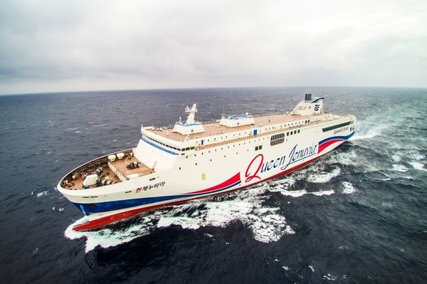 현대미포조선이 건조한 씨월드고속훼리의 2만 7천톤급 여객선 퀸제누비아호.