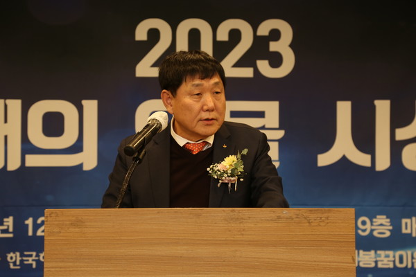 한국해운신문 이철원 발행인이 개회사를 하고 있다.