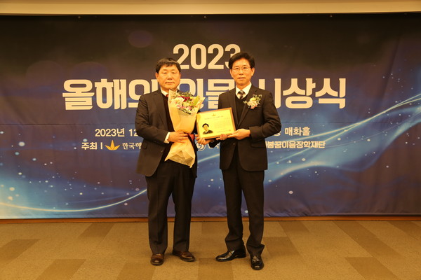 '2023 올해의 인물' 선정된 영광의 수상자. 여객선 부문 부관훼리 김정호 COO(사진 오른쪽)