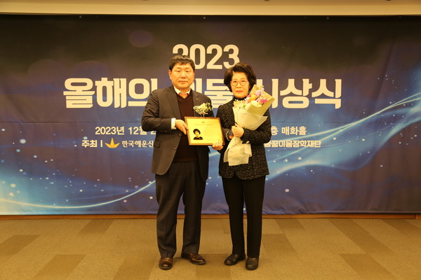 '2023 올해의 인물' 선정된 영광의 수상자. 국제물류 부문 서울항공화물 박무자 대표이사(사진 오른쪽)