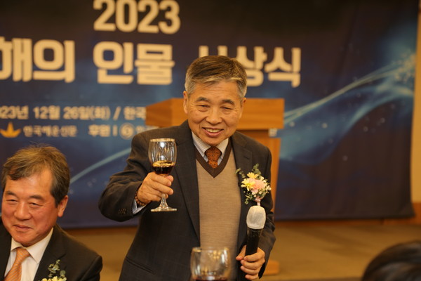 한국선주상호보험 박영안 회장이 건배 제의를 하고 있다.