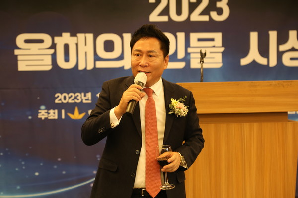 한국국제물류협회 원제철 회장이 건배 제의를 하고 있다.