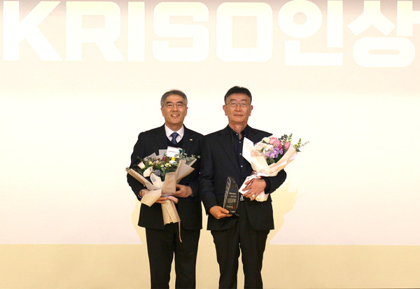 KRISO 홍기용 소장(왼쪽)이 올해의 KRISO인상을 수상한 이동곤 책임연구원과 기념촬영하고 있다.