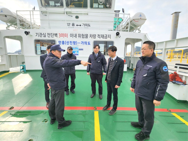 김준석 이사장이 안흥외항과 가의도를 잇는 124톤급 차도선 해랑5호에 승선해 안전관리 현황을 점검하고 있다.