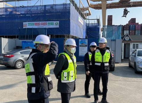 홍성준 운영본부장(왼쪽에서 두번째)이 신항 소형선부두 인근 보안시설을 점검하고 있다.