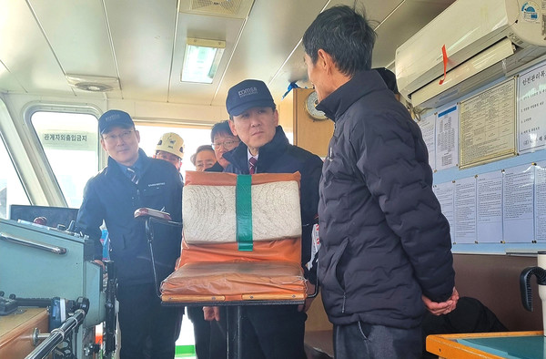 KOMSA 김준석 이사장이 인천-풍도항로에 투입된 서해누리호에 승선해 안전 점검을 실시하고 있다.