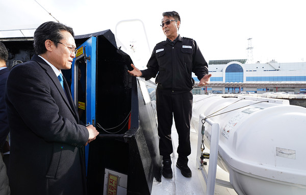 강도형 장관이 코리아나호에 승선해 안전점검하고 있다.