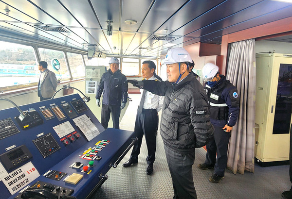 KOMSA 김준석 이사장이 여객선 안전점검을 하고 있다.