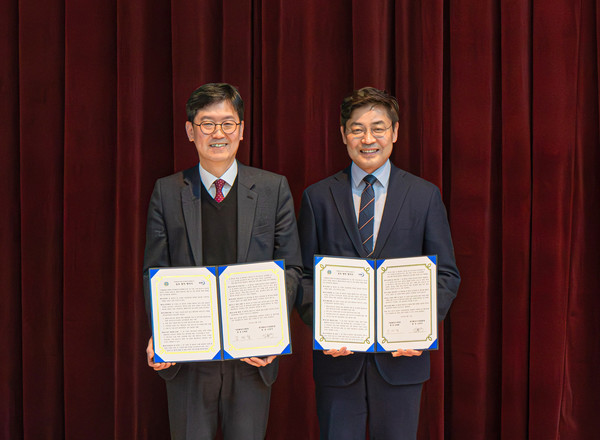 KMI 김종덕 원장(왼쪽)과 국립해양조사원 김재철 원장이 업무협약 체결후 기념 촬영하고 있다.