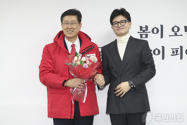 김인현 교수(왼쪽)와 한동훈 국민의힘 비대위원장과 기념 촬영하고 있다.